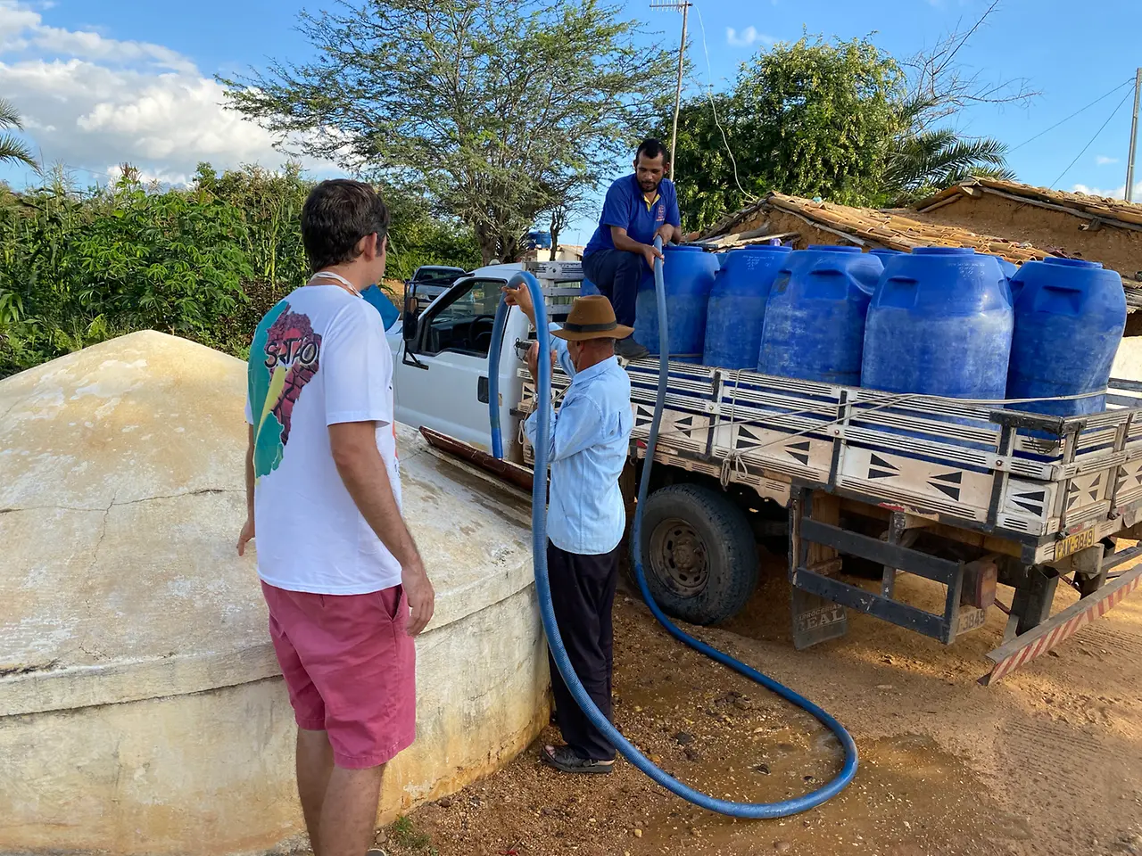 Amigos do Bem, no Brasil, distribuiu 60 mil cestas básicas, 20 mil kits de higiene e conseguiu abastecer cisternas com 25 milhões de litros de água.