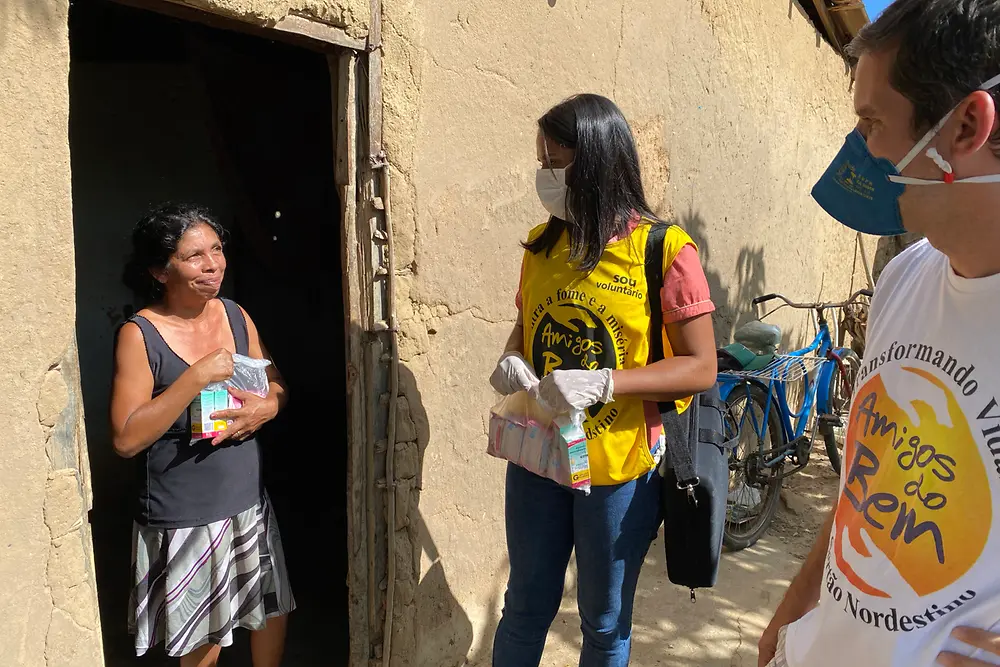 Amigos do Bem, no Brasil, distribuiu 60 mil cestas básicas, 20 mil kits de higiene e conseguiu abastecer cisternas com 25 milhões de litros de água.