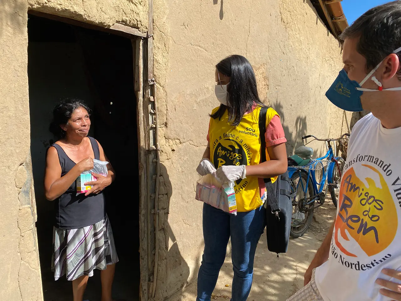 Amigos do Bem, no Brasil, distribuiu 60 mil cestas básicas, 20 mil kits de higiene e conseguiu abastecer cisternas com 25 milhões de litros de água.