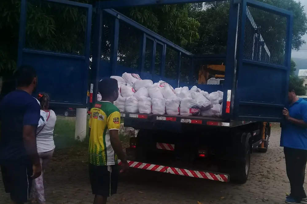 No Brasil, a iniciativa Ação Cidadania ajudou pessoas carentes com a doação de alimentos.