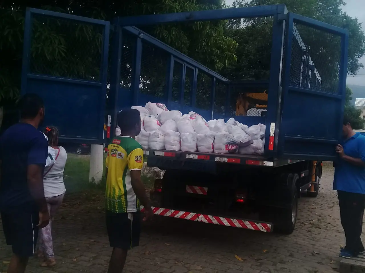 No Brasil, a iniciativa Ação Cidadania ajudou pessoas carentes com a doação de alimentos.