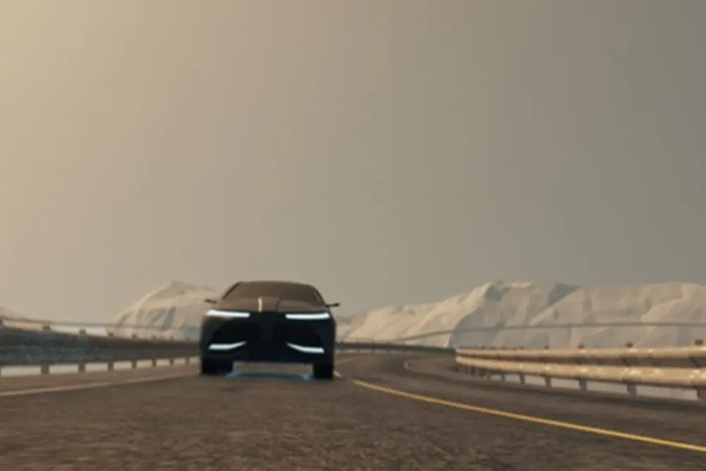 Carro sendo conduzido em uma rua com montanhas nevadas na parte de trás