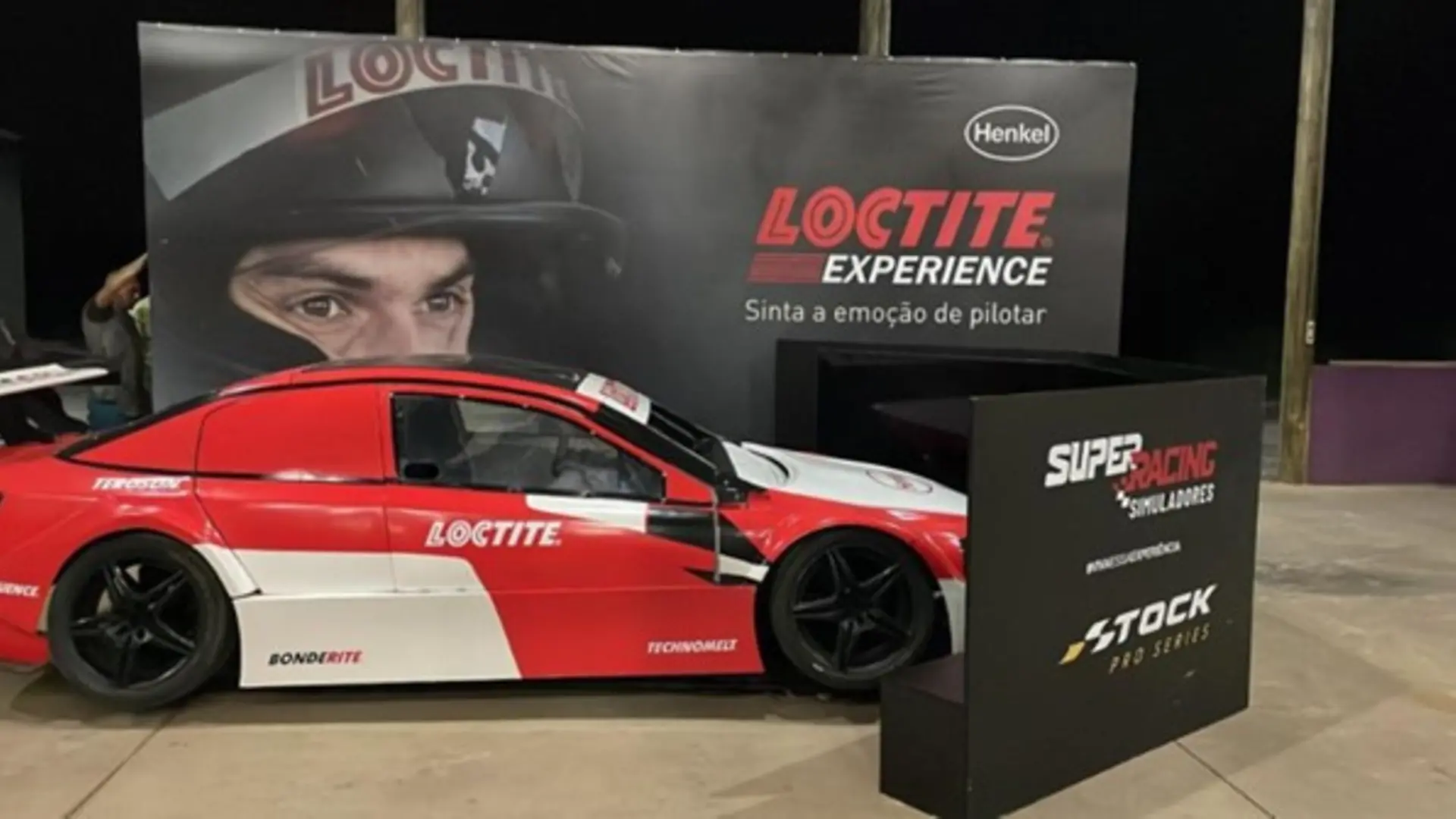 Imagem de um carro Vermelho com a marca Loctite