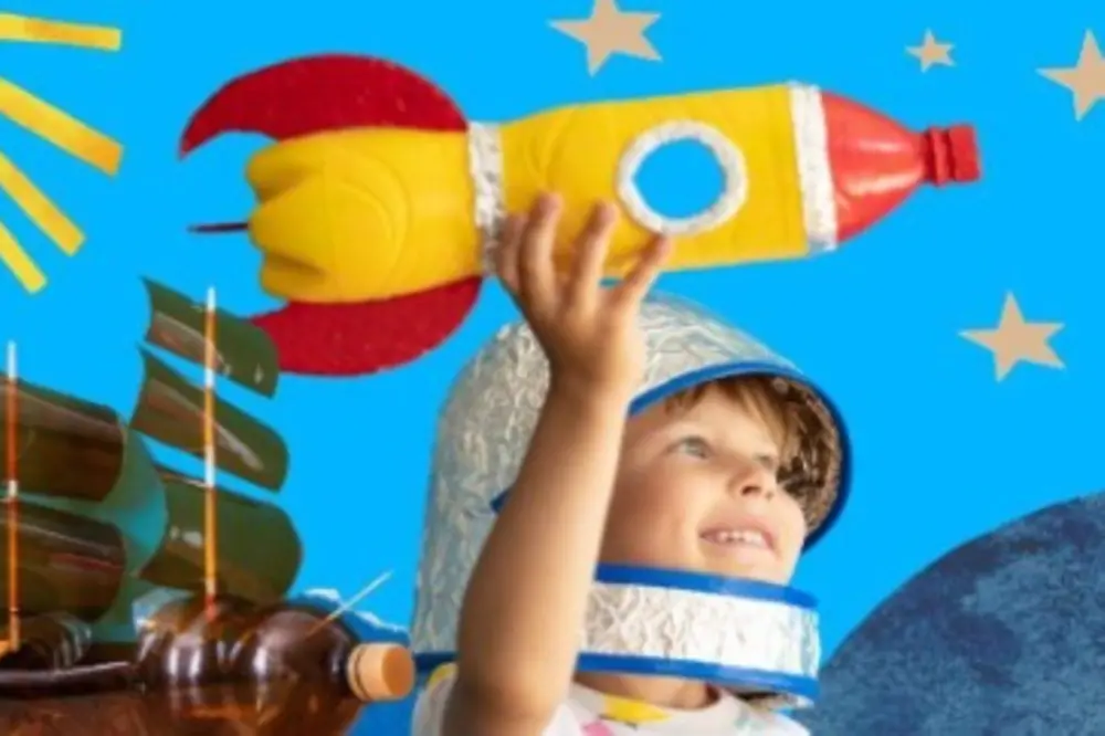 Uma criança se divertindo com brinquedos feitos com materiais sustentáveis
