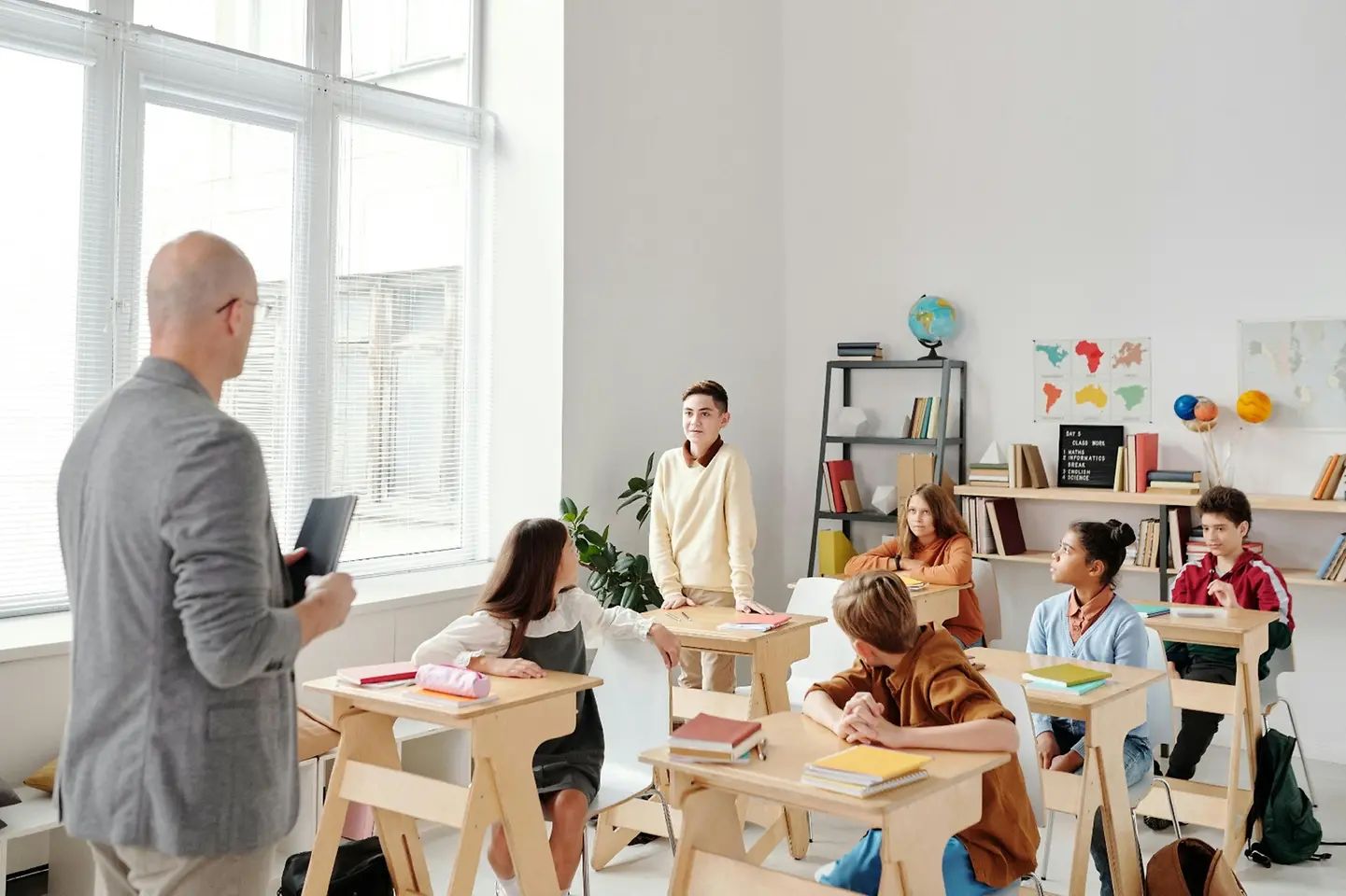 Sala de aula com professor e alunos