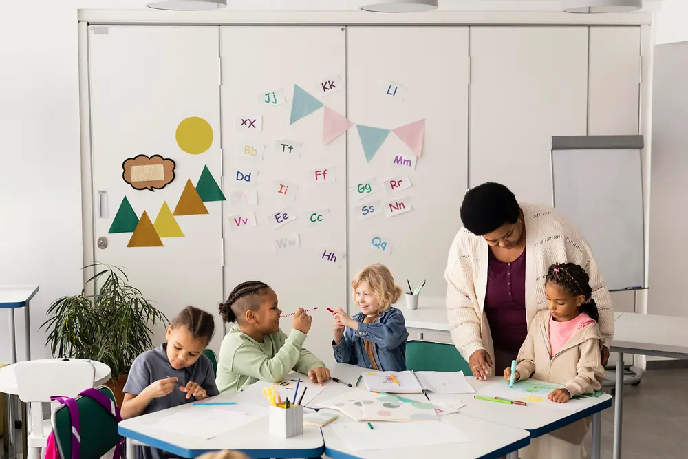 Professora ensinando os alunos nas atividades artísticas dentro da sala de aula