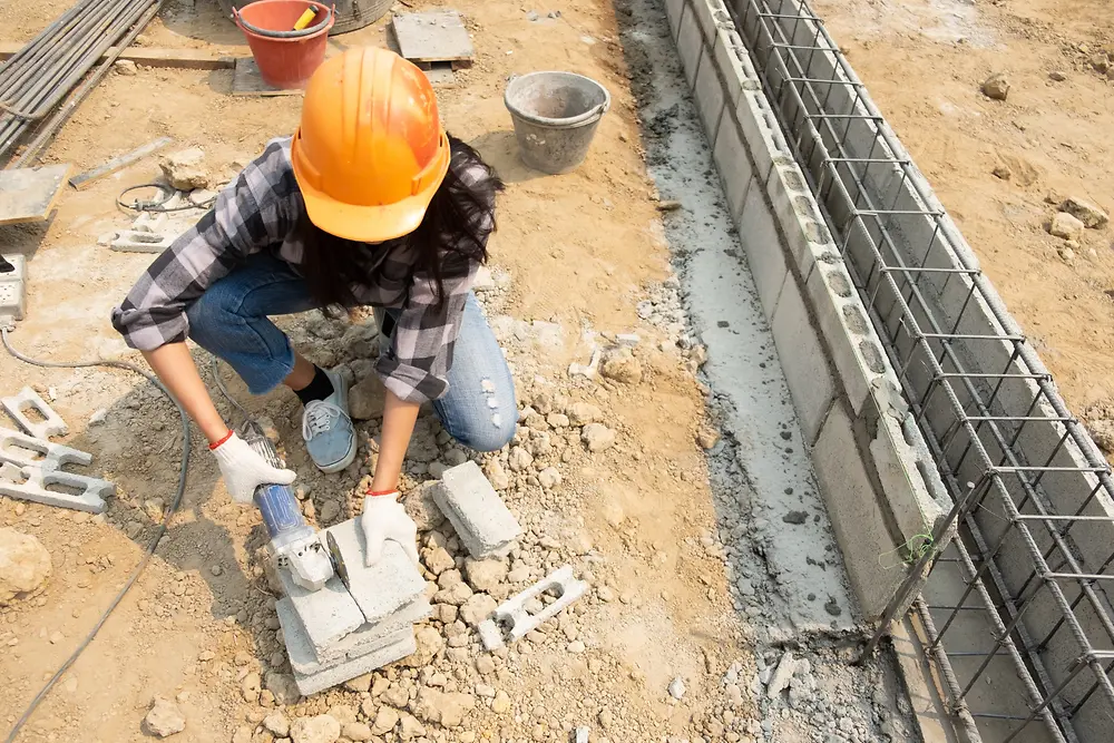 Funcionária de obra trabalhando na construção