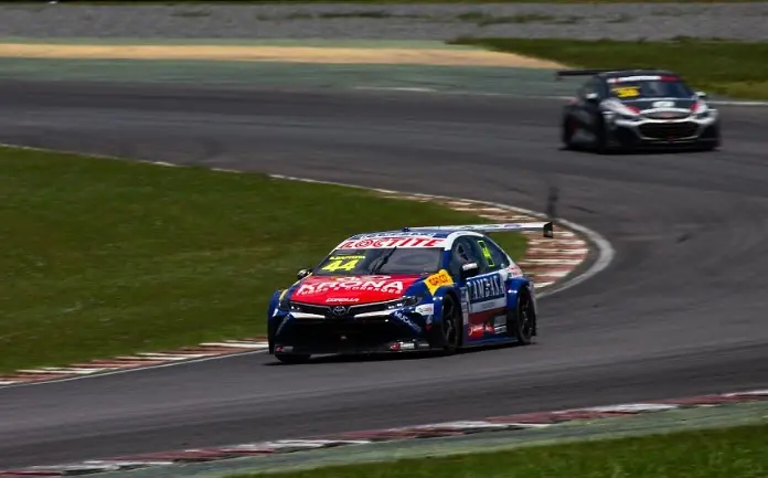 Corrida automobilística Stock Car com o carro de competição do Bruno Baptista na pista