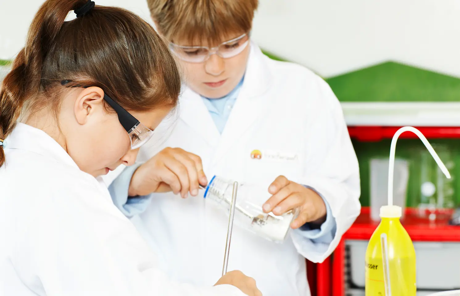 Two children experimenting in the Forschwelt.