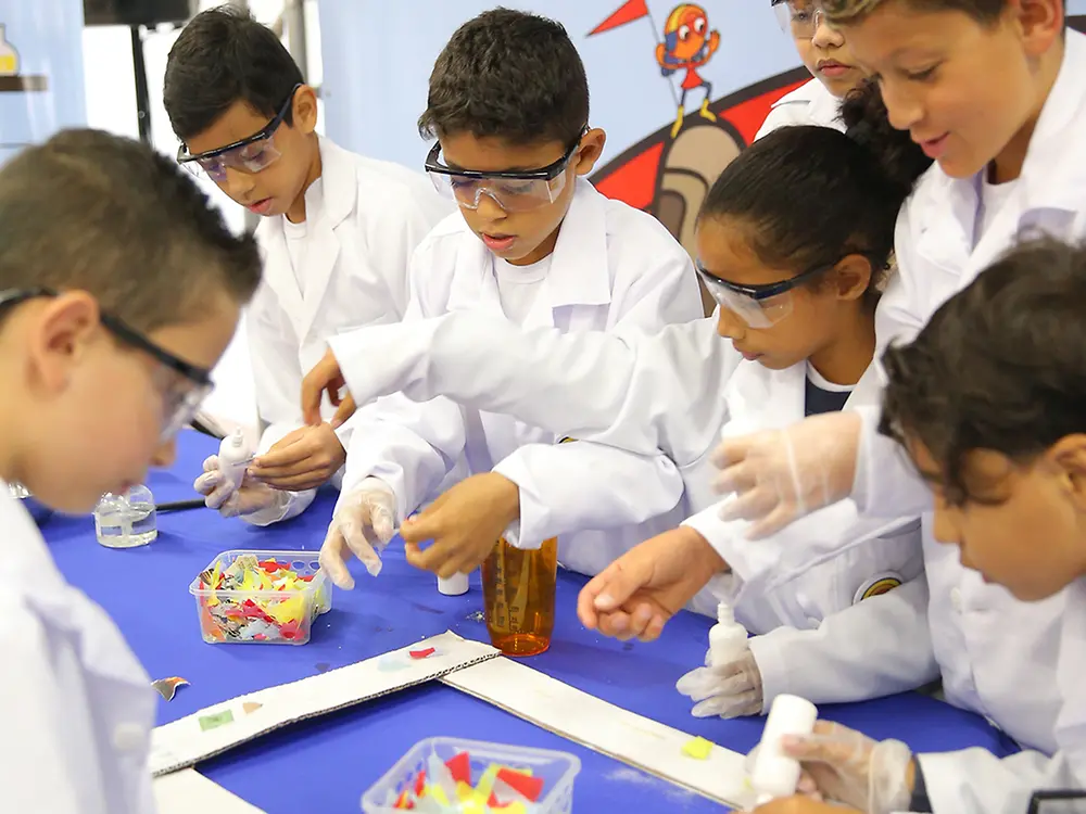 Alunos do 4º ano do ensino fundamental do município de Itapevi testam a cola ecológica produzida por eles.