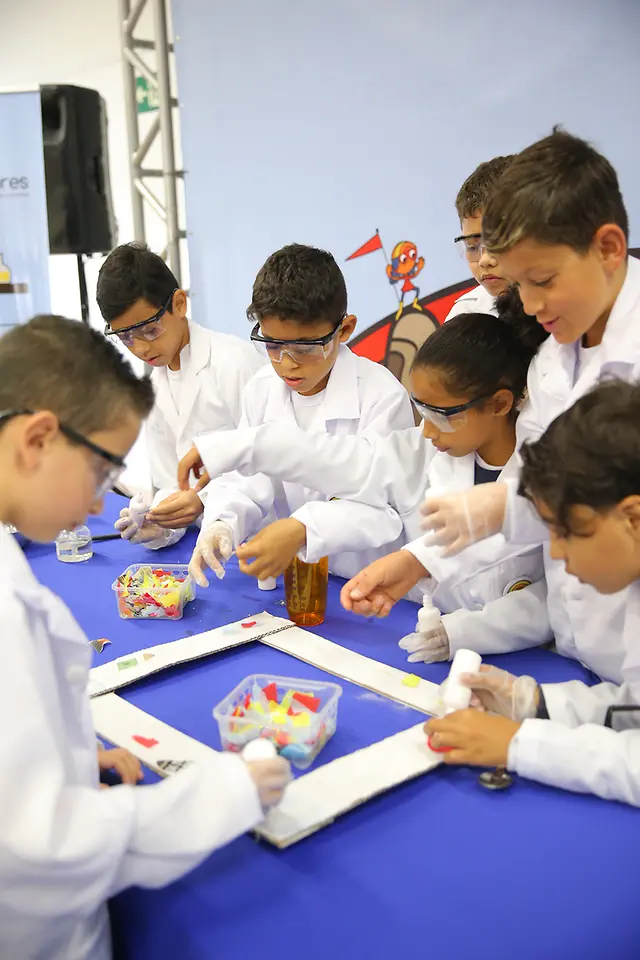 Alunos do 4º ano do ensino fundamental do município de Itapevi testam a cola ecológica produzida por eles.