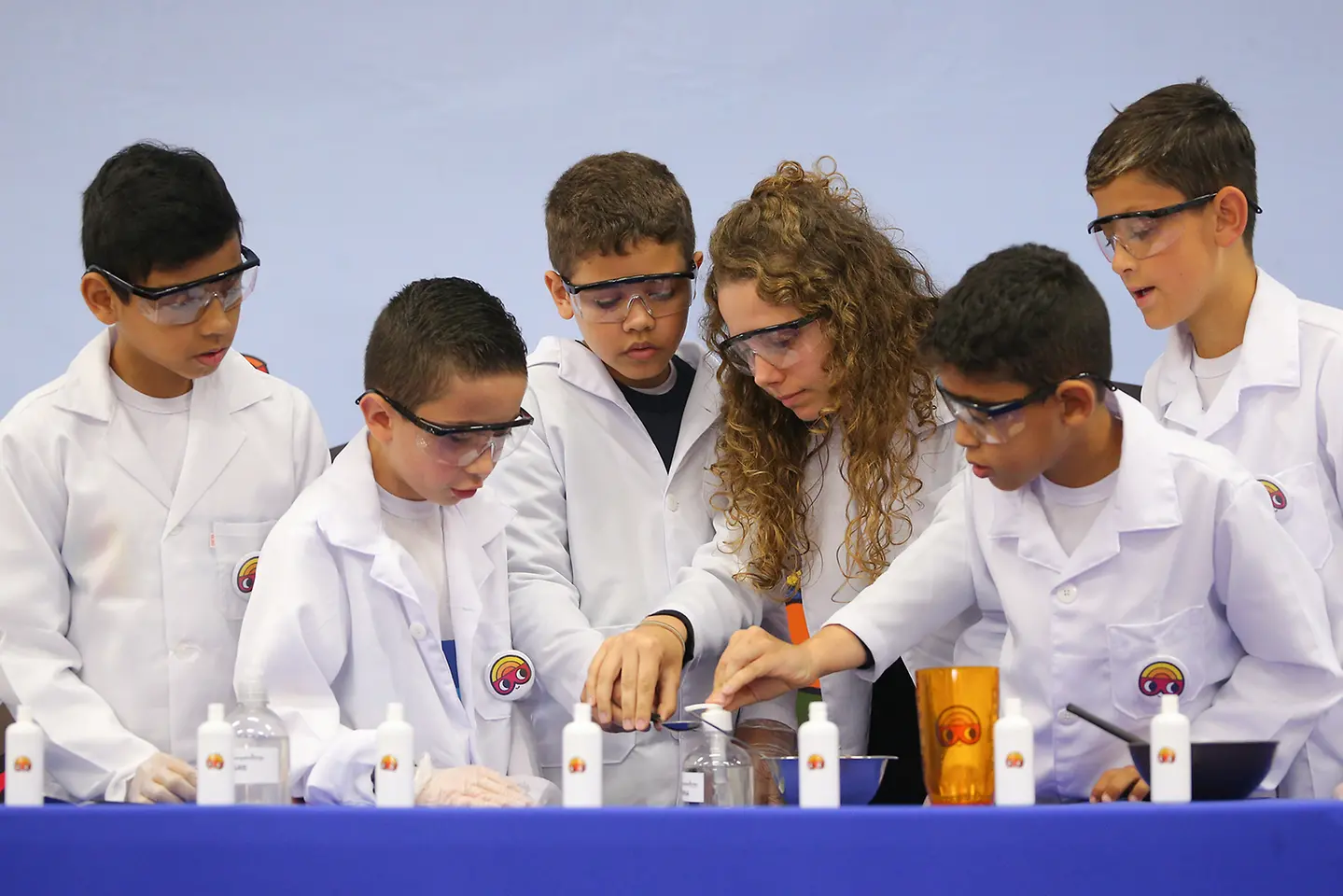 Alunos do 4º ano do ensino fundamental do município de Itapevi produzem sua própria cola ecológica.