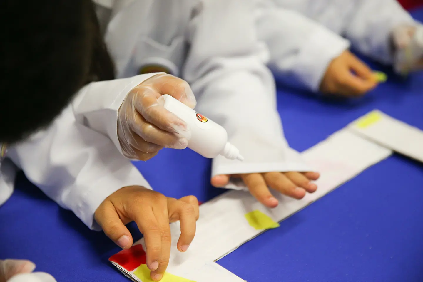 Alunos do 4º ano do ensino fundamental do município de Itapevi testam a funcionalidade do experimento produzido por eles.